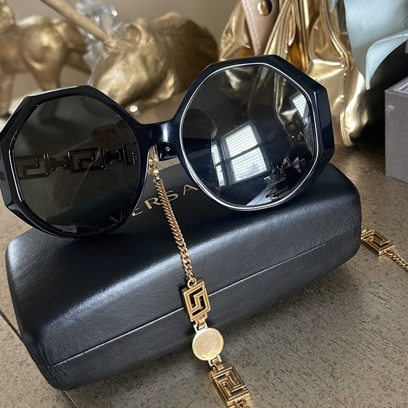Authentic Versace sunglasses with the chain - Picture 3 of 8
